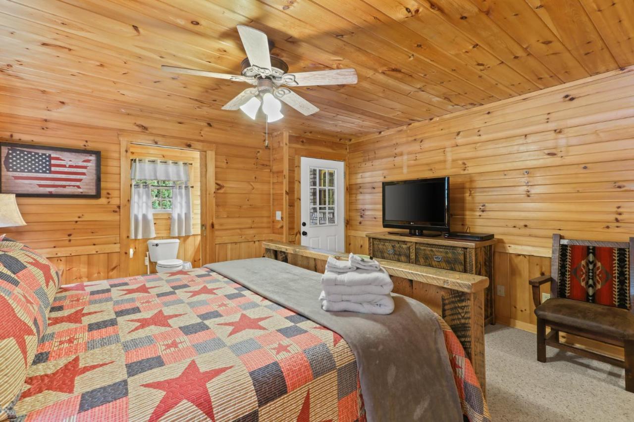 2 Separate Cabins Along A Peaceful Creek With Resort Amenities Ellijay Exterior photo